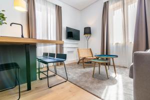 TV a/nebo společenská místnost v ubytování Aquitania Home Suites