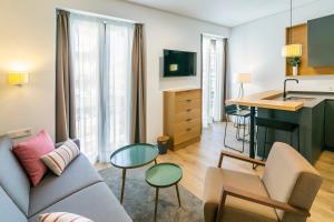 Kuchyň nebo kuchyňský kout v ubytování Aquitania Home Suites