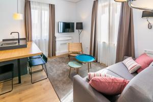 TV a/nebo společenská místnost v ubytování Aquitania Home Suites