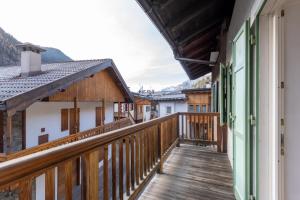 un balcone con vista su una casa di Appartamento Vernelia by AMA Val di Fassa a Campitello di Fassa
