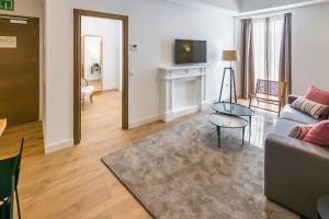 TV a/nebo společenská místnost v ubytování Aquitania Home Suites