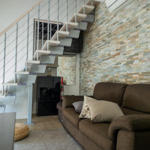 sala de estar con sofá y escalera en Cassino - Appartamento Duplex - Parco Rondo en Cassino