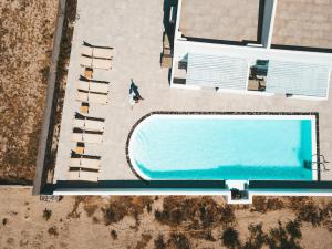 una vista sul tetto di una piscina con una persona che lo sta accanto di Daylight Hotel a Perissa