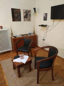 - un salon avec deux chaises et une table dans l'établissement The Cinema Flat, à Athènes