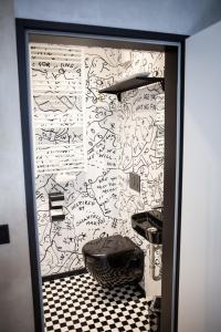 a room with a wall with writing on it at East BOX 40A - Ferienhaus in Modern Art in Bautzen