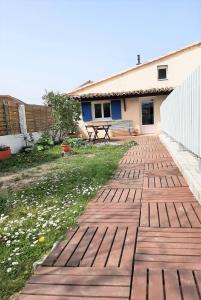 une passerelle en bois devant une maison dans l'établissement Gîte de charme au coeur du vignoble de St Emilion, à Génissac