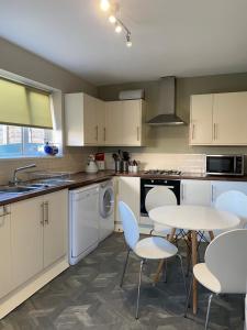 Dapur atau dapur kecil di By Buildersbeds - Hill House 3 Bedrooms