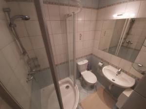 un baño con inodoro y lavabo en Polanica Centrum, en Polanica-Zdrój