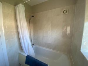Bilik mandi di By Buildersbeds - Hill House 3 Bedrooms +28 gambar
