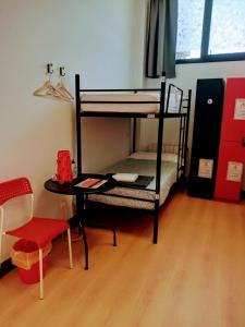 Cette chambre comprend 2 lits superposés et une table. dans l'établissement Bilbao Akelarre Hostel, à Bilbao