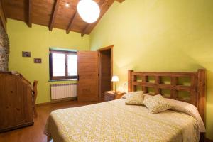 1 dormitorio con cama y ventana en El Vallín de Alba, en La Artosa