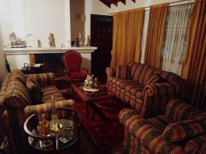un soggiorno con 2 divani e un tavolo di Hotel El Cid Plaza Premium a Tunja