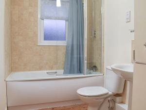 a bathroom with a tub and a toilet and a sink at Lovely 2 bedroom apt in Ballater on the River Dee in Ballater