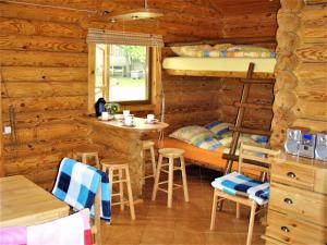 烏克梅爾蓋的住宿－Sodyba Duburiai，小屋配有双层床和桌椅