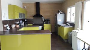 Kuchyň nebo kuchyňský kout v ubytování Villa La Charmeuse Fleurie