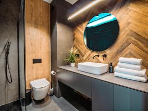 Et badeværelse på Apartamenty Homely Place Serce Poznania - Stary Rynek - Parking + 37 billeder