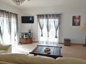 una sala de estar con un sofá y una mesa en Rustic Villa Guesthouse, en Santa Bárbara de Nexe