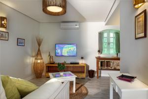 a living room with a couch and a tv at Mona Lisa Pousada in Jericoacoara