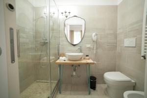 La salle de bains est pourvue d'une douche, d'un lavabo et de toilettes. dans l'établissement Maison Coquette, à Rome
