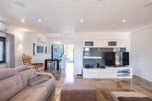 a living room with a couch and a tv at BELO HORIZONTE in Porches