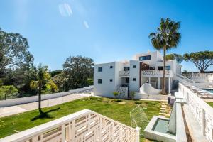 a view of the house from the backyard at BELO HORIZONTE in Porches