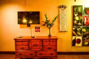 A television and/or entertainment centre at Brownstone Guesthouses Seabeach