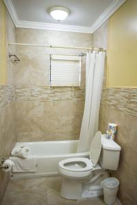 Ένα μπάνιο στο Brownstone Guesthouses Seabeach