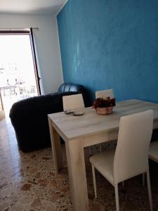 uma sala de estar com uma mesa com dois computadores portáteis em Appartamento vacanze Piazza del Popolo em Marsala