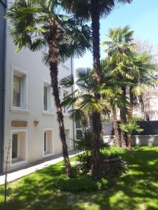 a pair of palm trees in front of a building at Villa Fiorentino in Padova