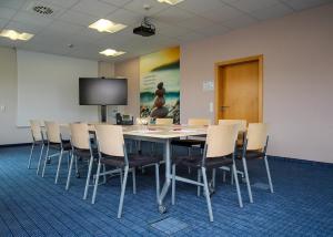 a conference room with a large table and chairs at Rebhan's Klassik in Stockheim