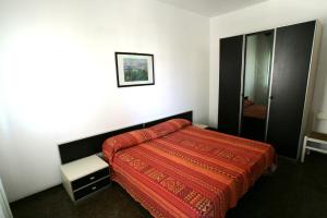 um quarto de hotel com uma cama e um espelho em Diplomatic Apartment em Lido di Jesolo