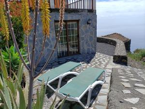 - deux chaises et une table sur la terrasse dans l'établissement El Somadero B, à Fuencaliente de la Palma