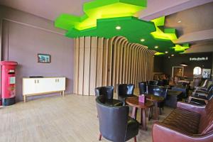 uma sala de espera com mesas e cadeiras e um restaurante em Fun Trip - Little Castle & Oscar B&B em Taitung City