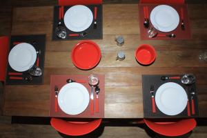 an overhead view of a table with red chairs and white plates at Cabañas Vista Volcanes del Sur in Llanquihue