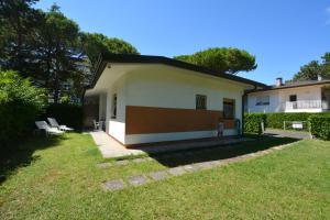 リニャーノ・サッビアドーロにあるLignano Comfortの小さな白い家