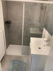 un bagno con doccia, lavandino e doccia di Pluk de dag a Oostduinkerke