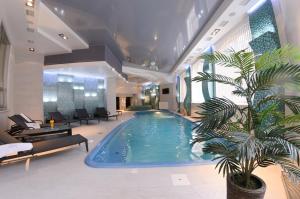 Басейн в Taurus Hotel & SPA або поблизу