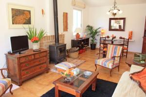 ein Wohnzimmer mit einem Holzofen darin in der Unterkunft Can Bac in Sóller