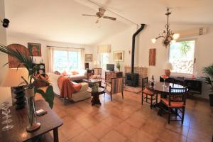 ein Wohnzimmer mit einer Couch und einem Tisch in der Unterkunft Can Bac in Sóller