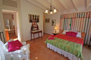 ein Schlafzimmer mit einem großen Bett und einem Stuhl in der Unterkunft Can Bac in Sóller