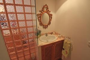ein Badezimmer mit Waschbecken und Spiegel an der Wand in der Unterkunft Can Bac in Sóller + 18 Fotos