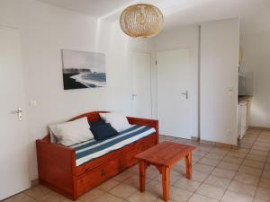 Un dormitorio con una cama y una mesa. en Résidence le cordouan, en Soulac-sur-Mer