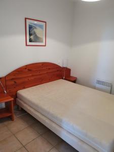 1 dormitorio con 2 camas y una foto en la pared en Résidence le cordouan, en Soulac-sur-Mer