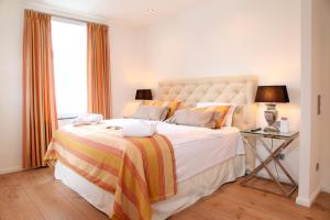 a bedroom with a large white bed and a table at Altes Zollhaus in Rinteln