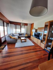 ein Wohnzimmer mit einem Sofa und einem TV in der Unterkunft Gibeleburu in Bermeo