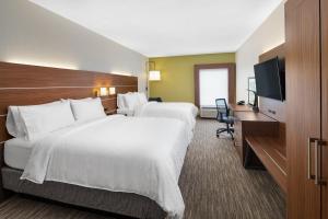 سرير أو أسرّة في غرفة في Holiday Inn Express Statesboro, an IHG Hotel