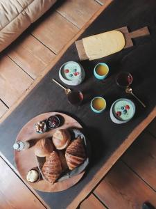 een tafel met een bord brood en kaas bij Shelter 7 in Gent