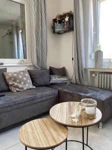 ein Wohnzimmer mit einem Sofa und einem Tisch in der Unterkunft Strandstern Norddeich in Norddeich