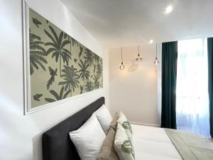 ein Schlafzimmer mit einem Bett und einem Wandgemälde in der Unterkunft L'Exception, sérénité et confort, Evian centre in Évian-les-Bains