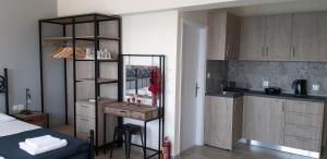 Postel nebo postele na pokoji v ubytování Budget Studio 1 - Sea view - Renovated February 2021